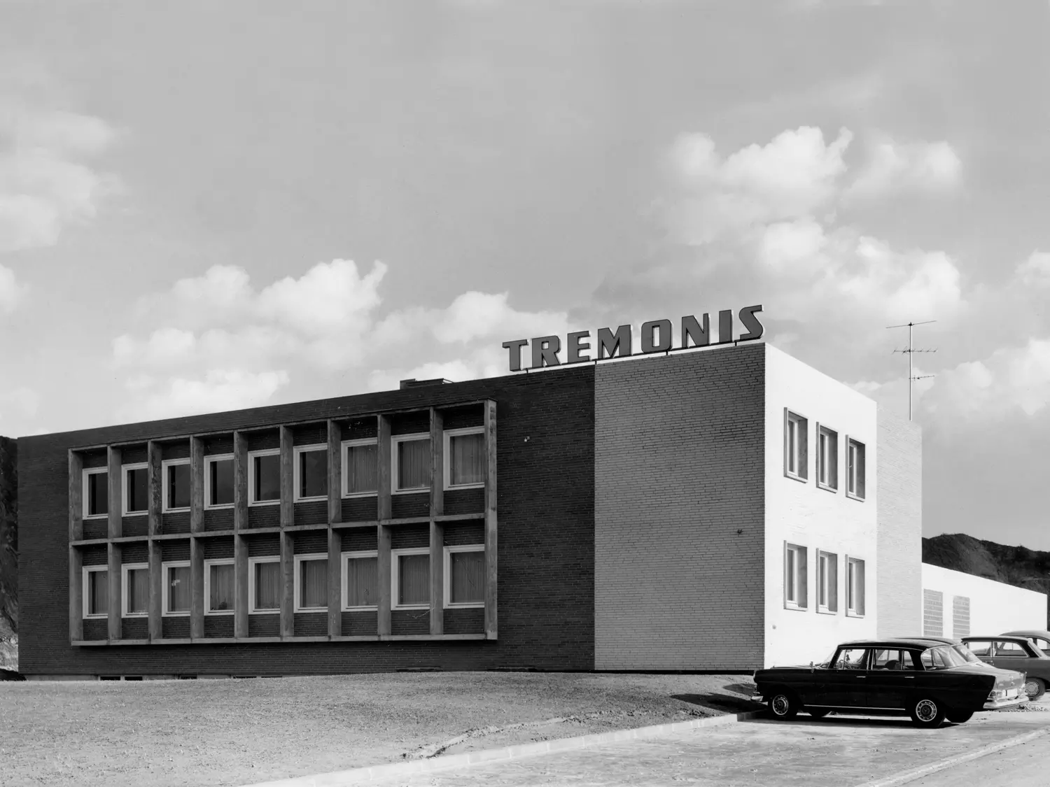 Tremonis Bürogebäude mit Oldtimer